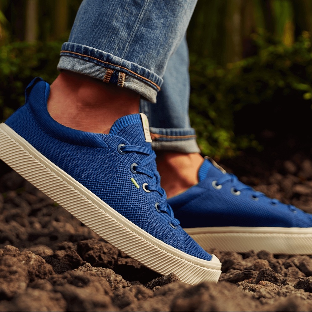 Woman’s Cariuma IBI Low Navy Knit Sneaker